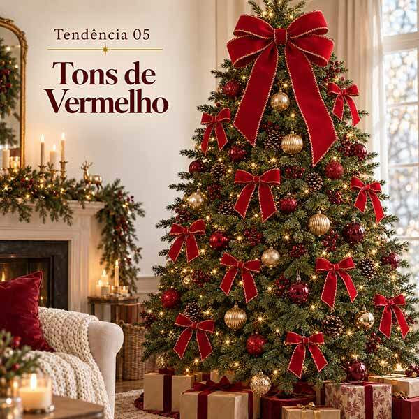 Árvore decorada na tendência Tons de Vermelho